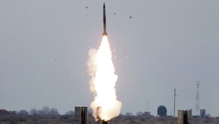 Российская армия успешно провела испытания ракеты ближнего действия системы ПРО - ảnh 1